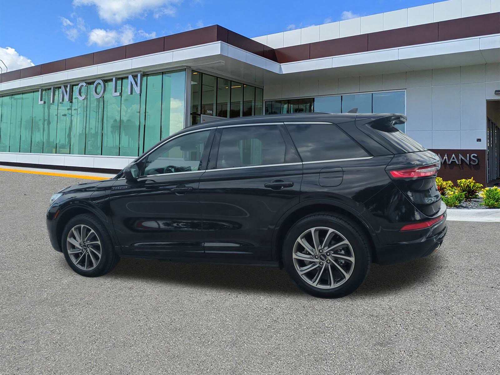 Used 2025 Lincoln Corsair Grand Touring image 7