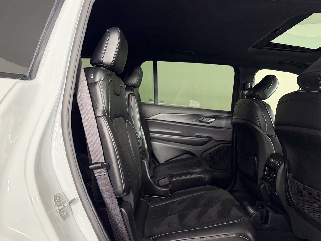 Used 2024 Jeep Grand Cherokee L Altitude RWD image 17