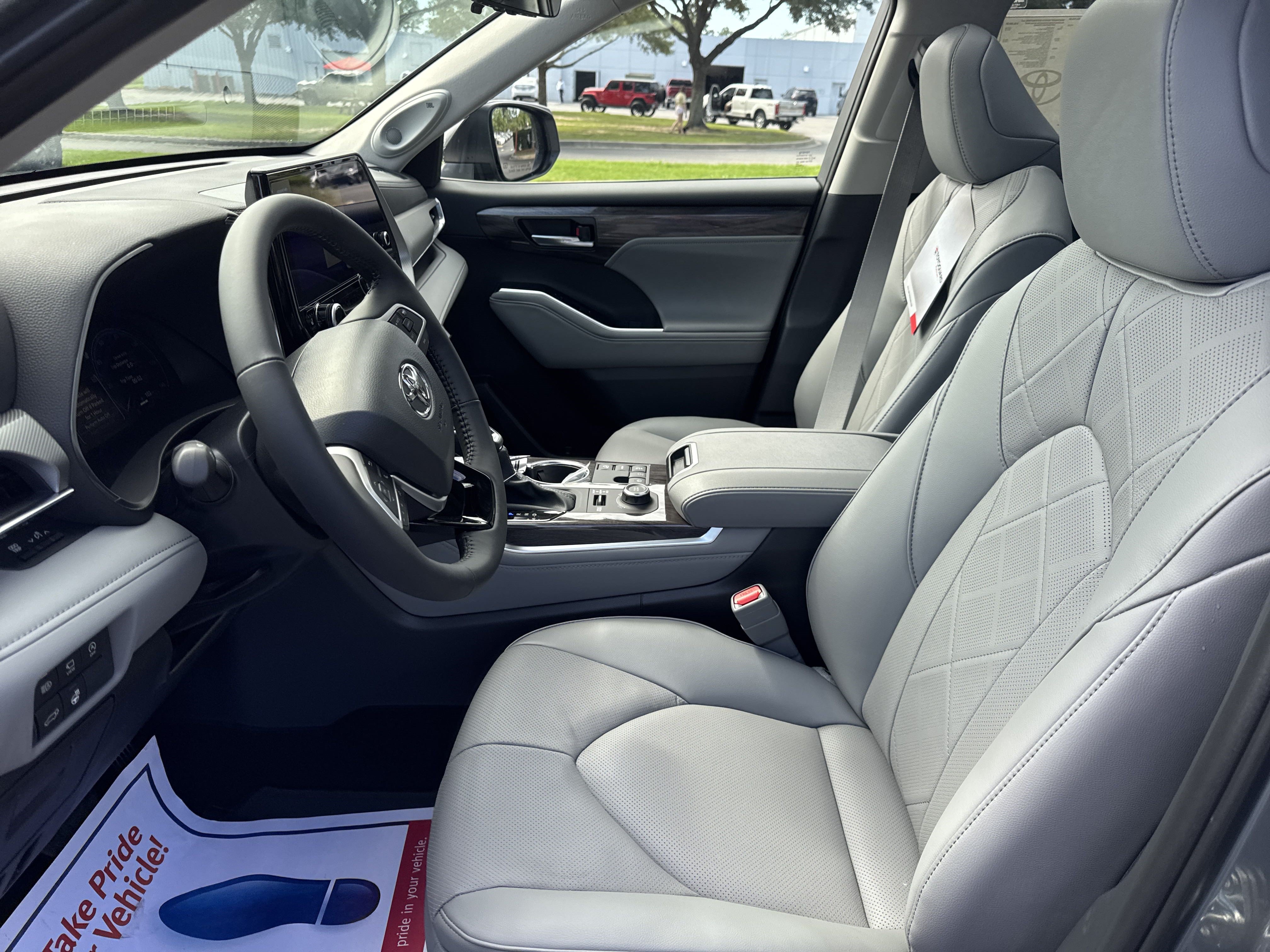 New 2025 Toyota Highlander Platinum AWD/4WD image 13