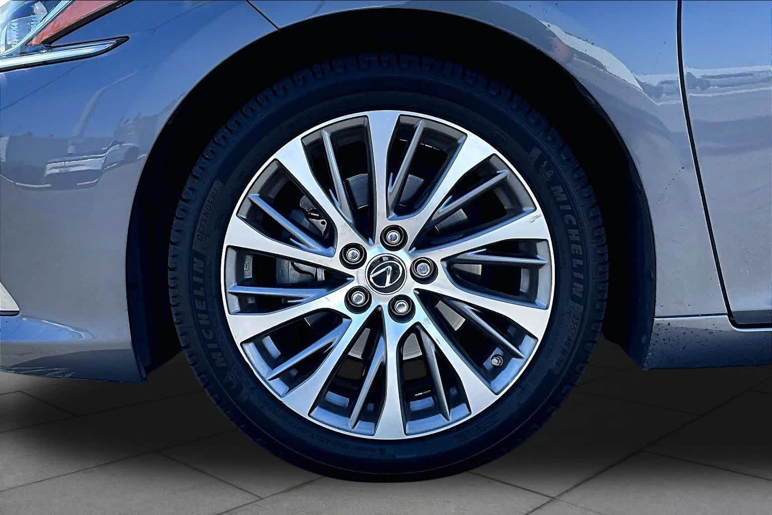 Used 2019 Lexus ES 300h w/ Premium Package FWD image 10