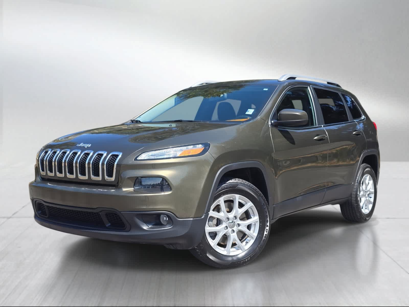 Used 2015 Jeep Cherokee Latitude w/ Cold Weather Group AWD/4WD image 1