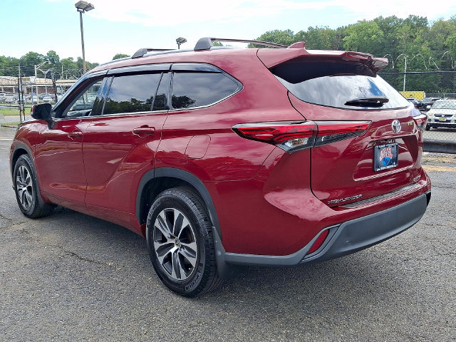 Used 2022 Toyota Highlander XLE AWD/4WD image 3