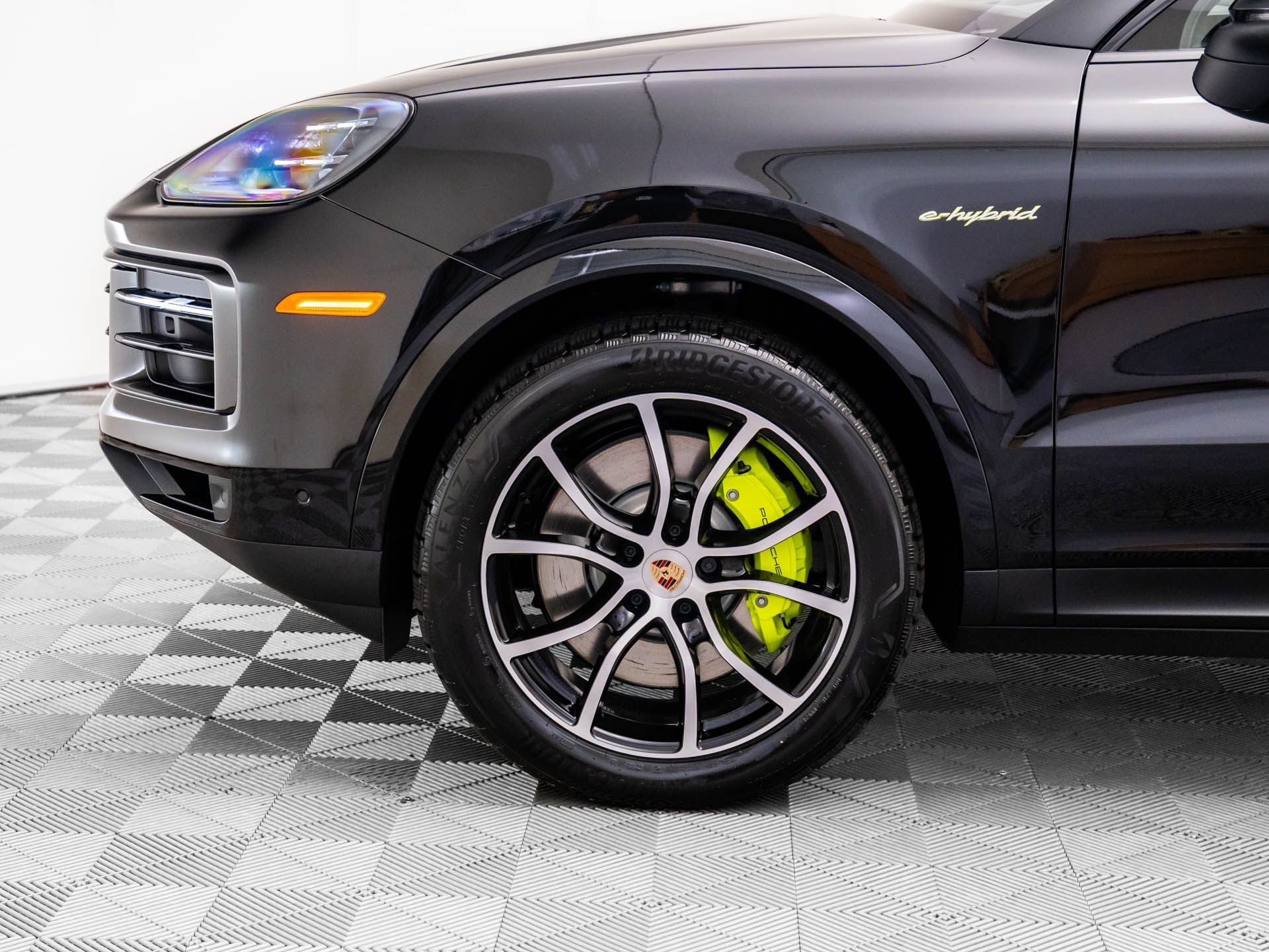 Certified 2025 Porsche Cayenne E-Hybrid Coupe AWD/4WD image 33