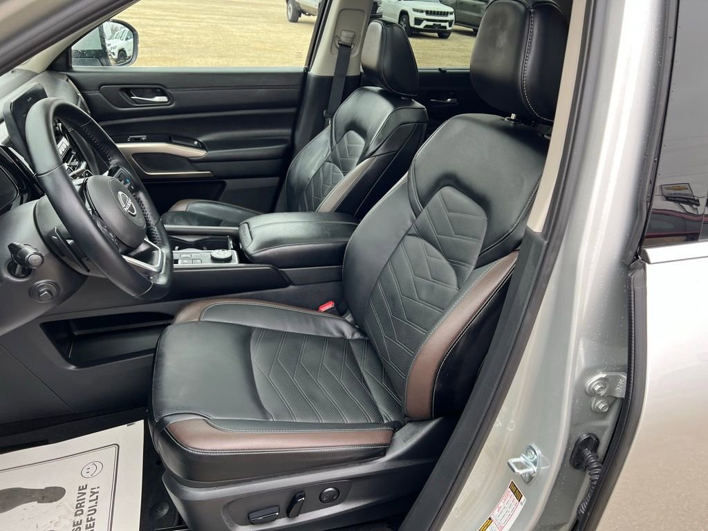 Used 2025 Nissan Pathfinder Platinum w/ Lighting Package (N92) AWD/4WD image 35