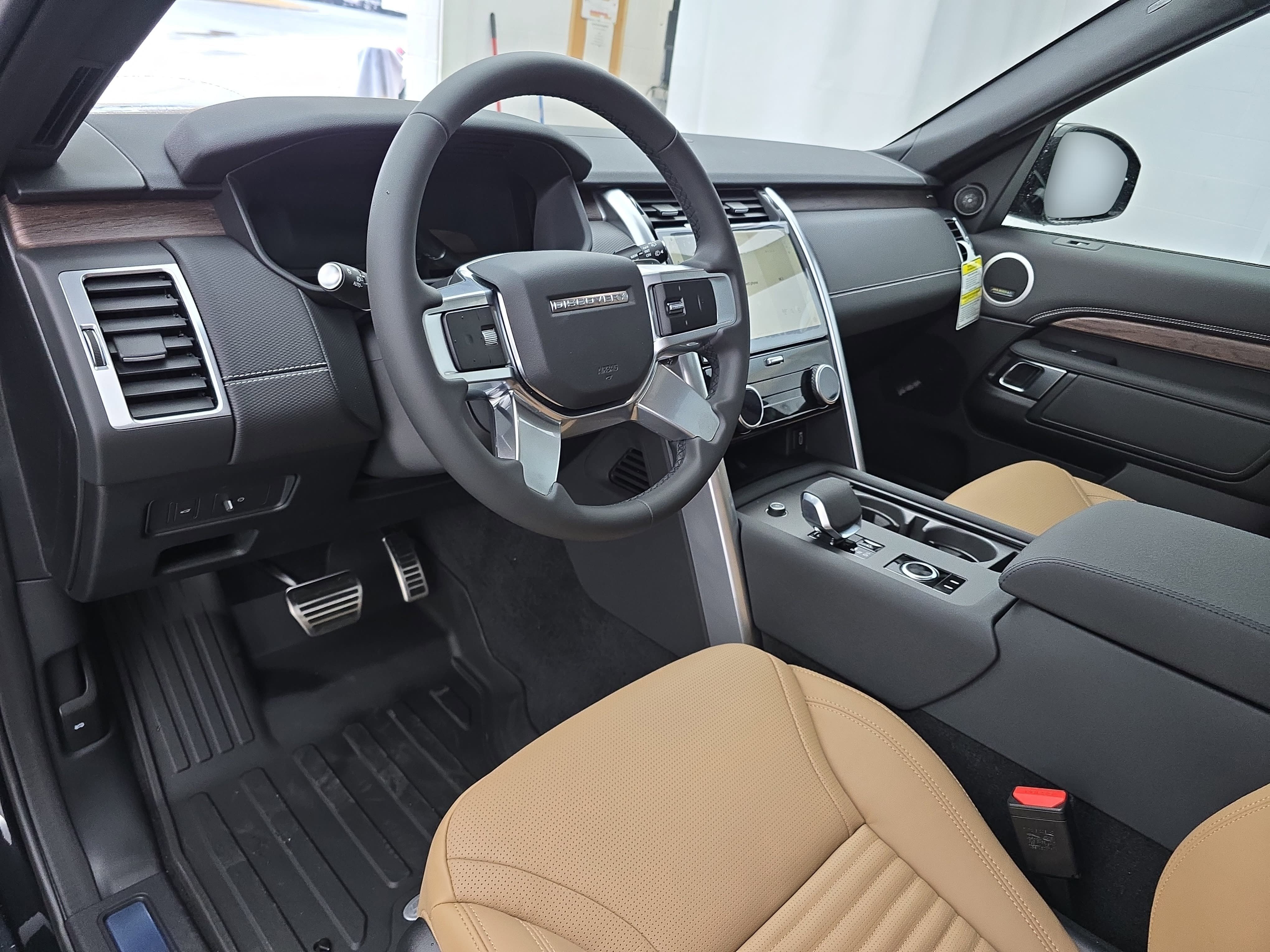 New 2026 Land Rover Discovery Dynamic SE AWD/4WD image 16