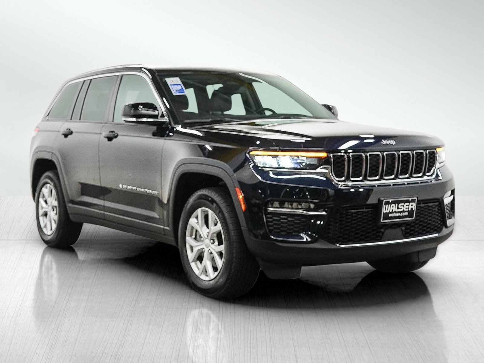 Used 2023 Jeep Grand Cherokee Limited w/ Trailer Tow Prep Group (B) AWD/4WD image 8