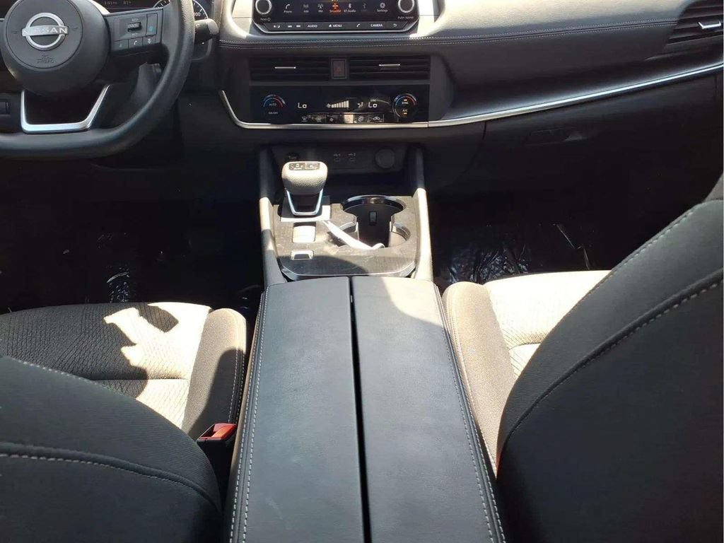 Certified 2024 Nissan Rogue SV FWD image 11