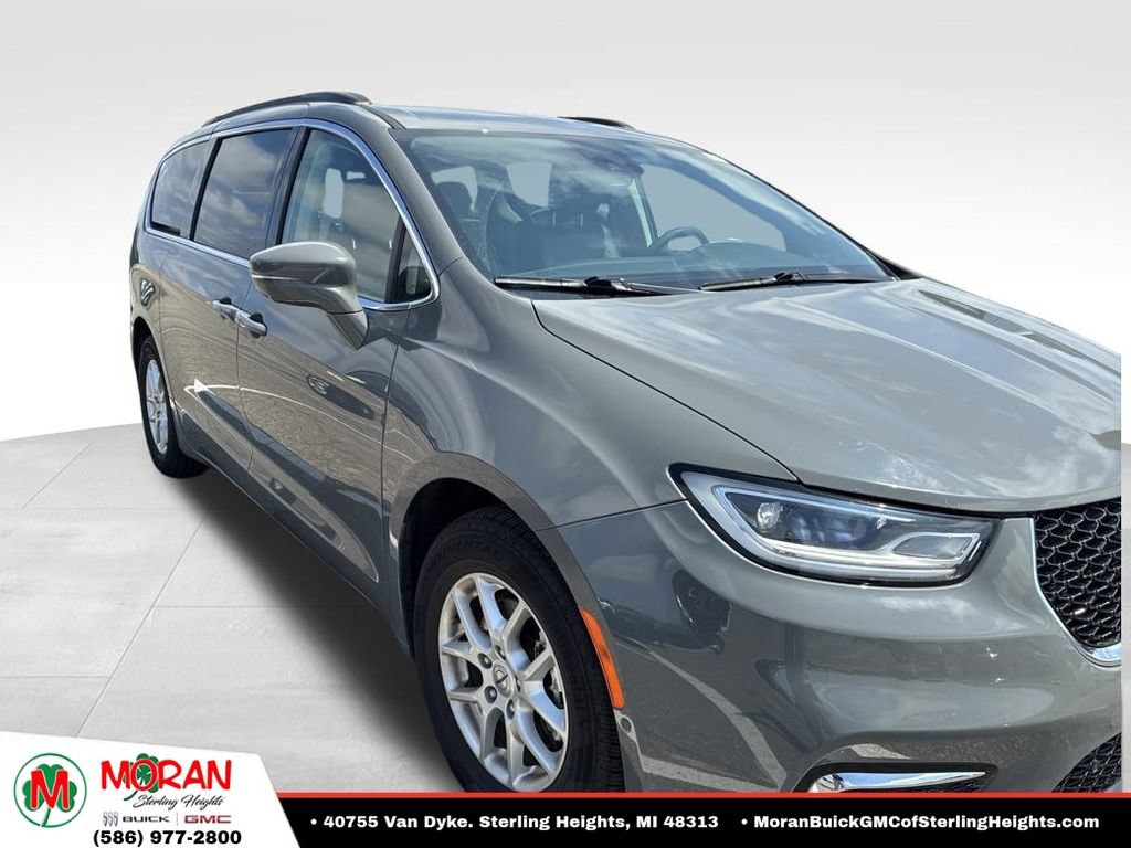 Used 2022 Chrysler Pacifica Touring-L w/ Uconnect Theater Family Group FWD image 3