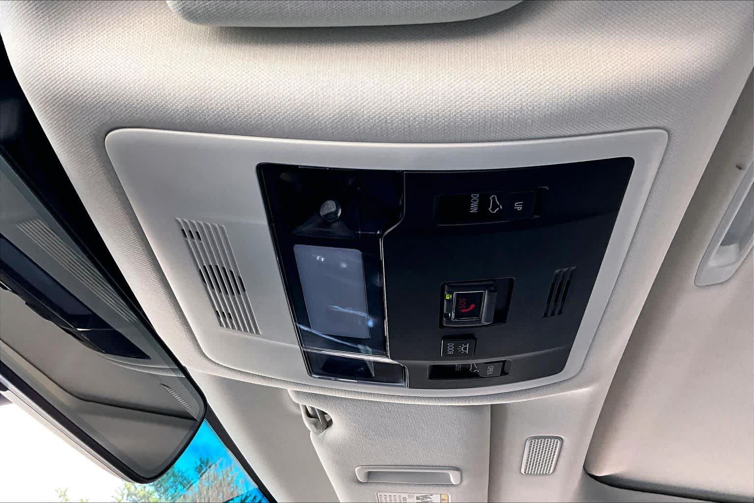 Used 2025 Lexus ES 300h w/ Premium Package FWD image 32