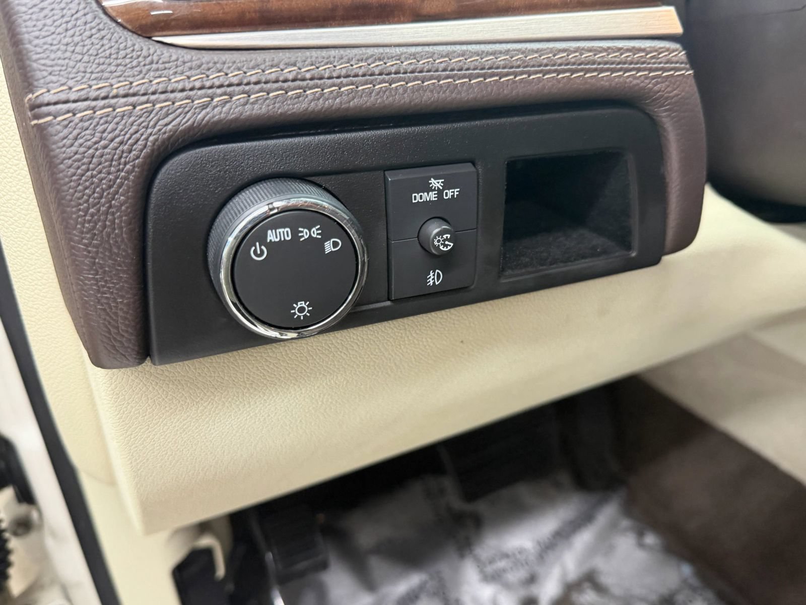 Used 2011 Cadillac Escalade Platinum AWD/4WD image 25