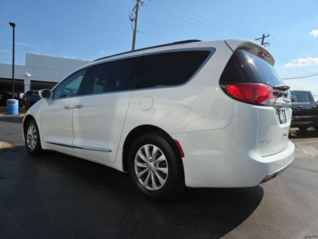 Used 2017 Chrysler Pacifica Touring-L FWD image 5