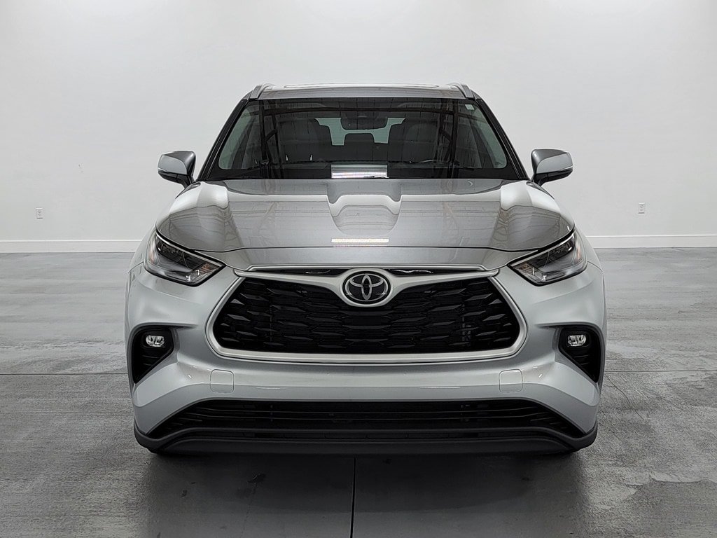 Used 2022 Toyota Highlander XLE AWD/4WD image 3