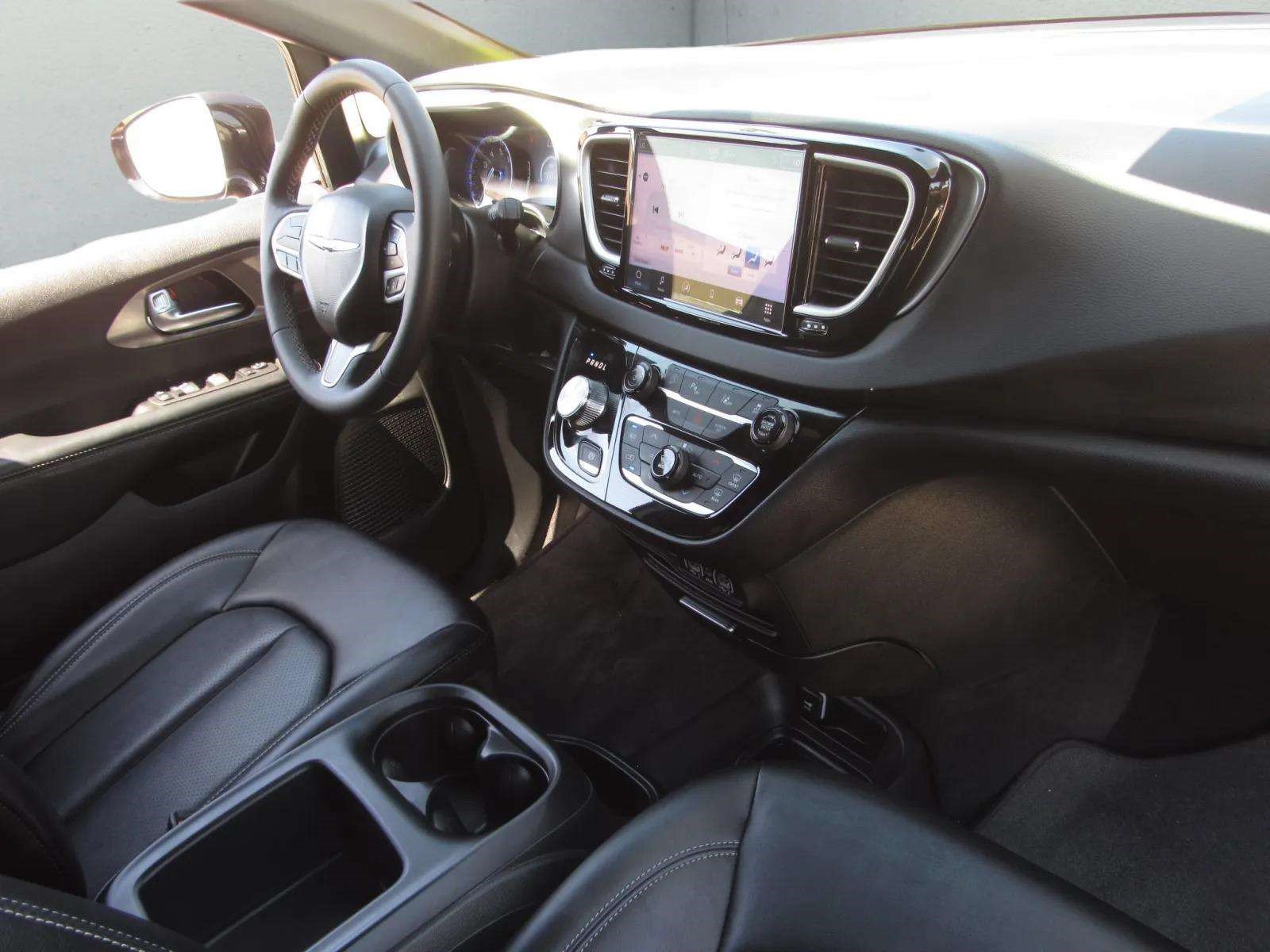 Used 2025 Chrysler Pacifica Select FWD image 9