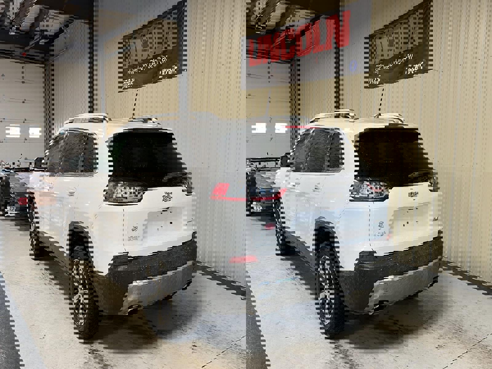 Used 2019 Jeep Cherokee Limited image 3