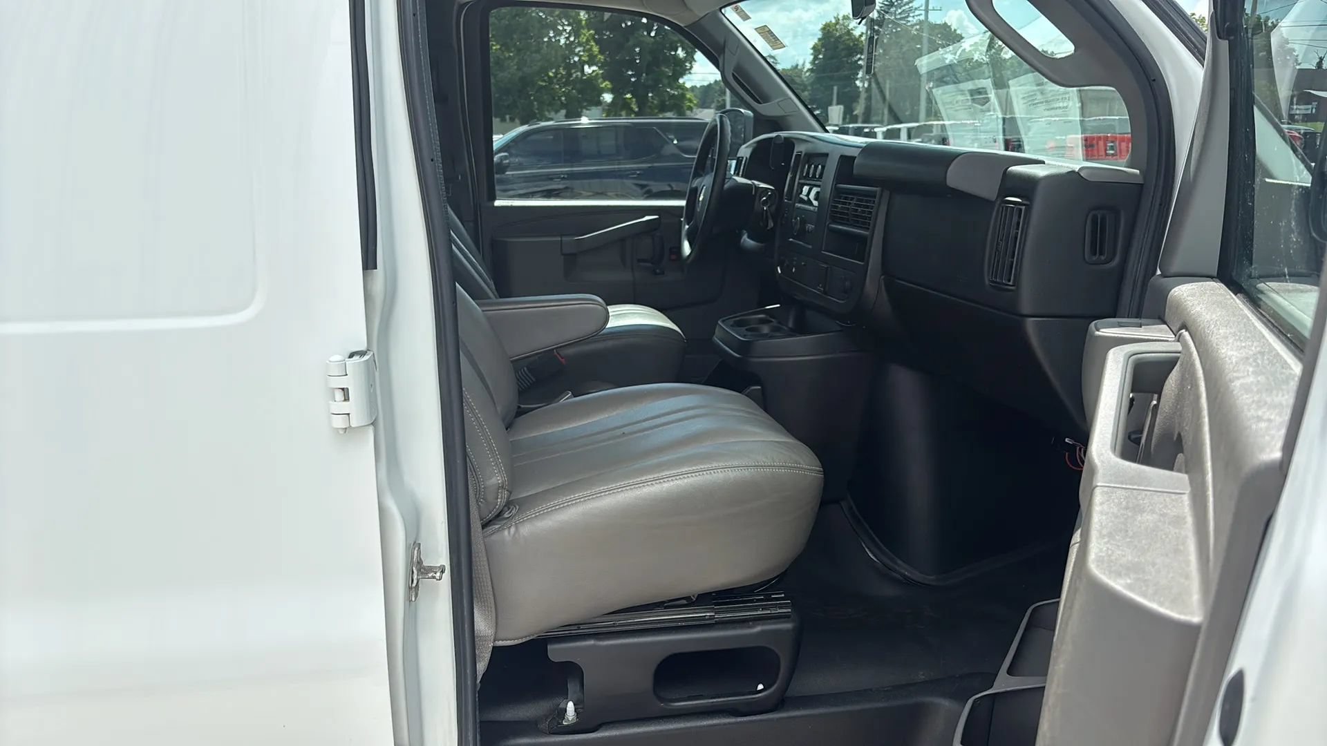 Used 2017 Chevrolet Express 2500 RWD image 18