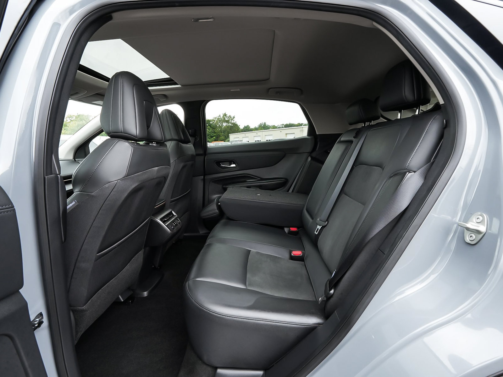 Used 2025 Nissan Ariya AWD image 30