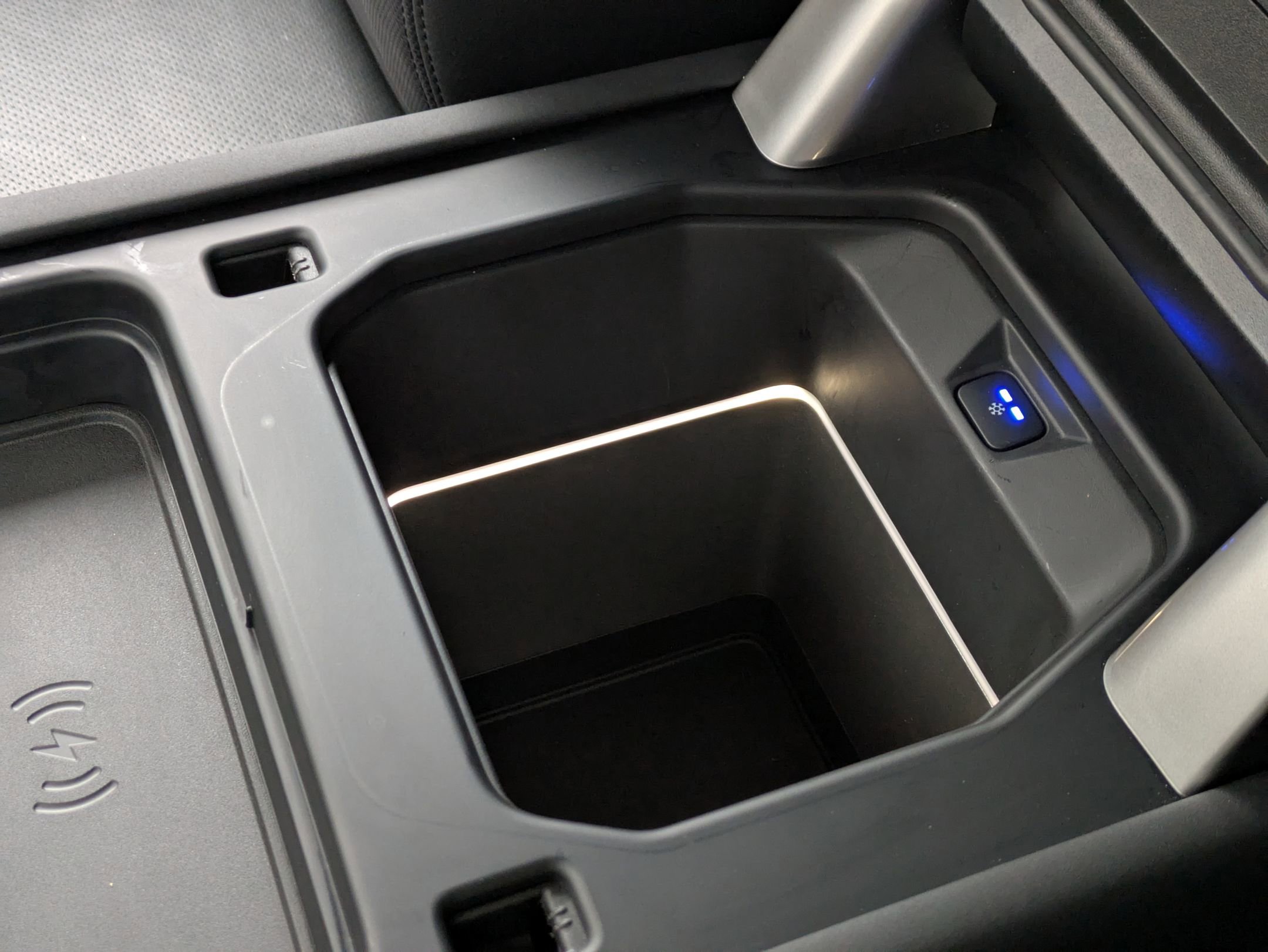 Used 2024 Land Rover Defender 130 X-Dynamic SE image 21