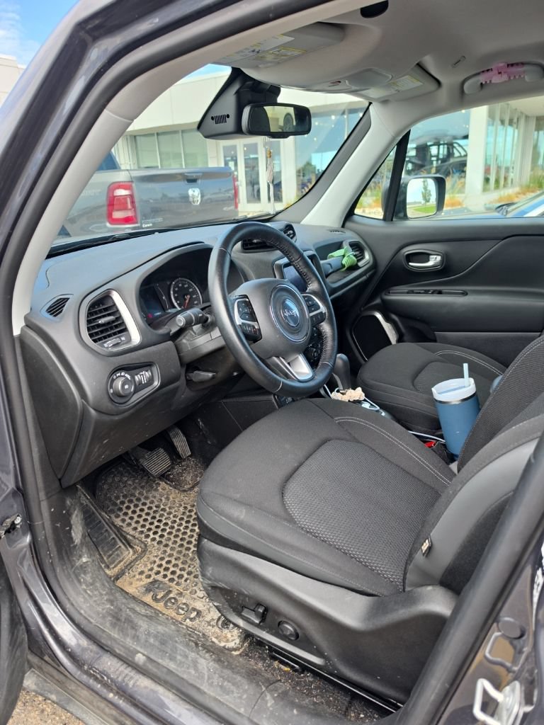 Used 2023 Jeep Renegade Latitude w/ Premium Group AWD/4WD image 11