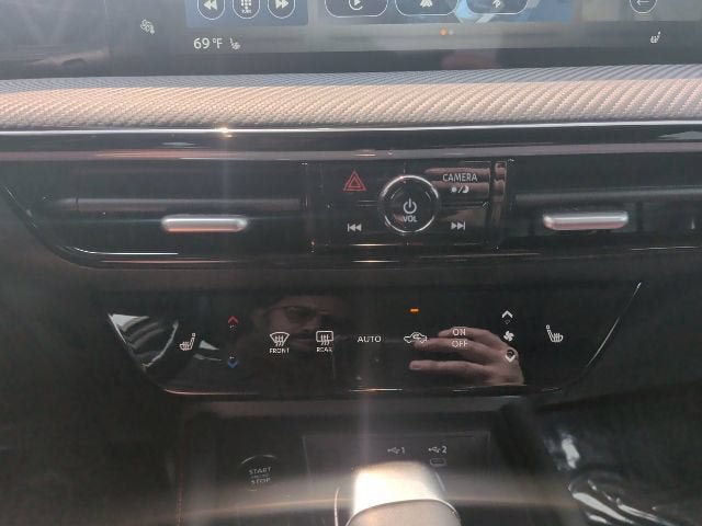 Used 2025 Nissan Kicks SR w/ SR Premium Package FWD image 24