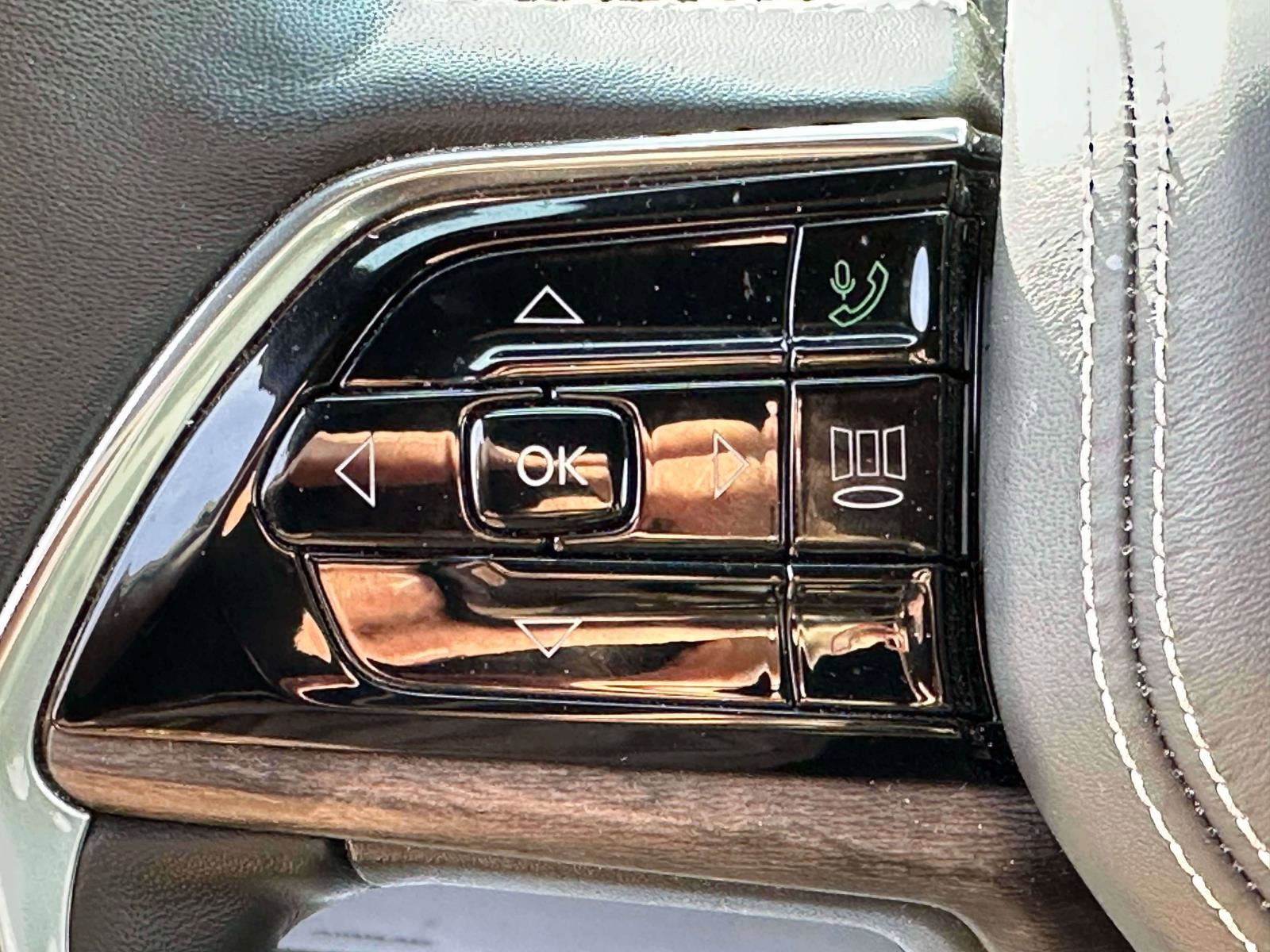 Used 2022 Jeep Grand Cherokee Overland w/ Luxury Tech Group IV image 20