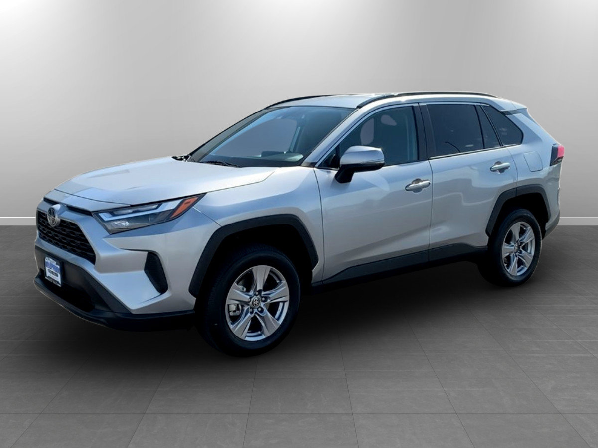 Used 2025 Toyota RAV4 XLE AWD/4WD image 3