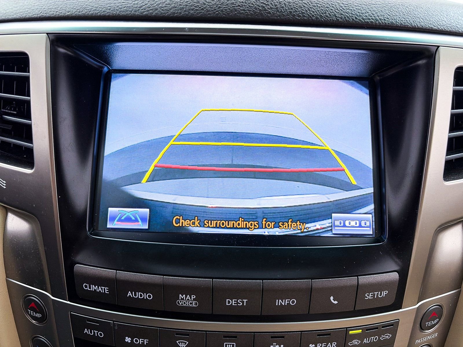 Used 2013 Lexus LX 570 4WD w/ Luxury Pkg w/Pre-crash image 8