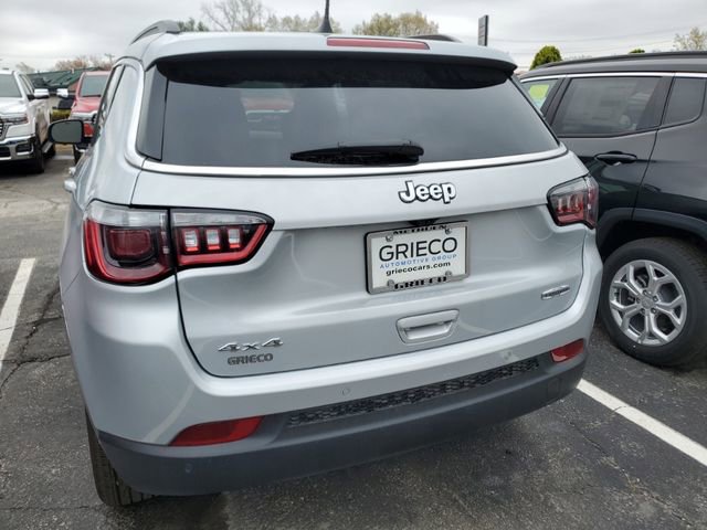 Used 2024 Jeep Compass Latitude w/ Convenience Group AWD/4WD image 3