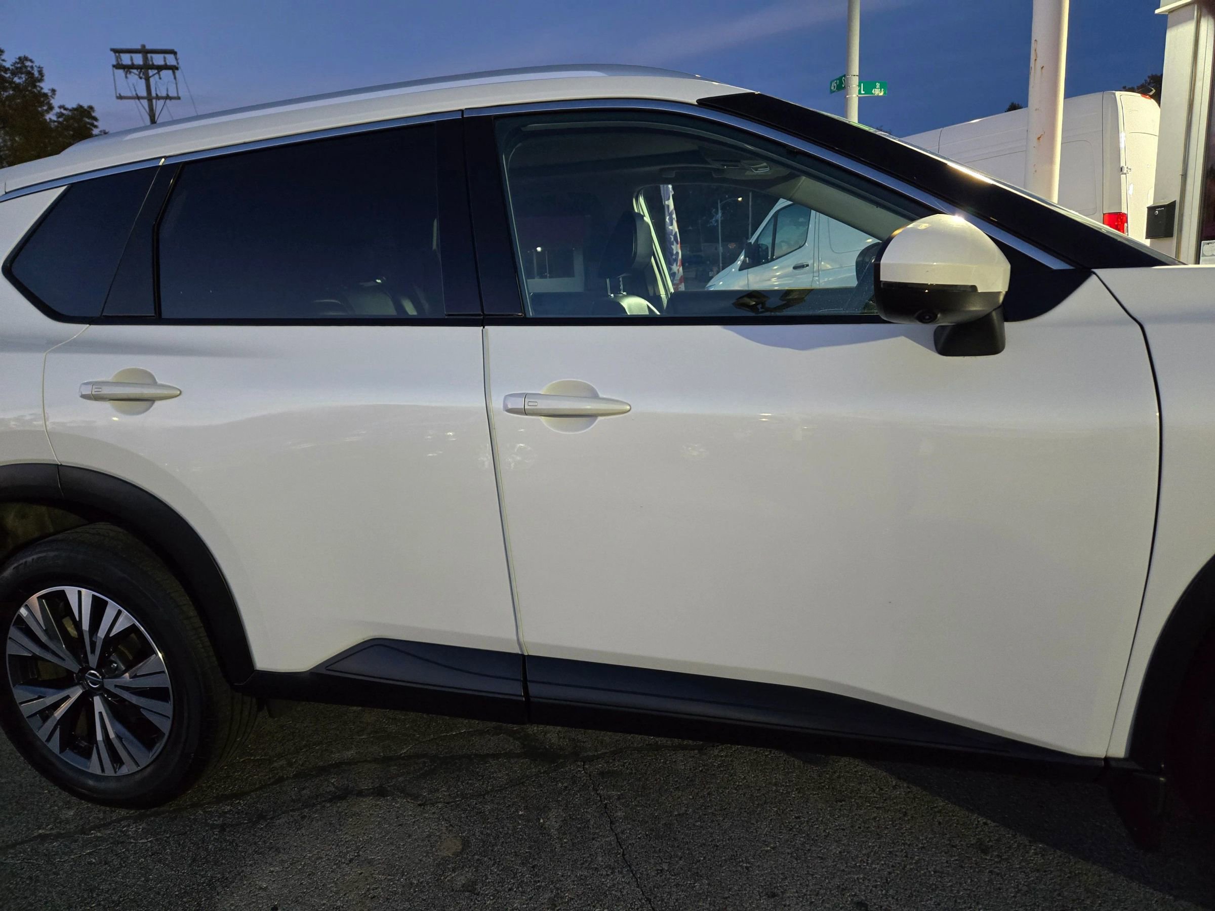 Used 2021 Nissan Rogue SV w/ Premium Package image 10