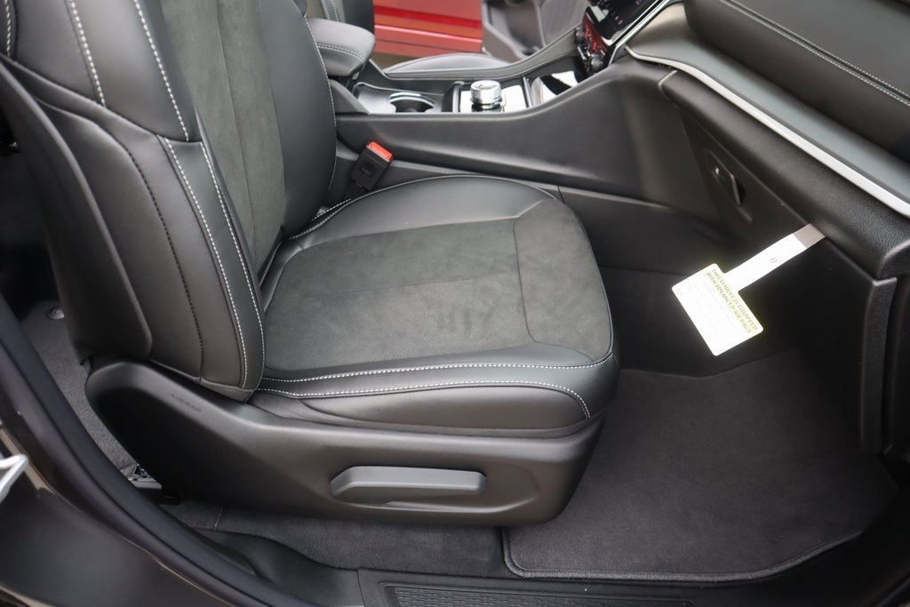 New 2025 Jeep Grand Cherokee L Altitude image 12