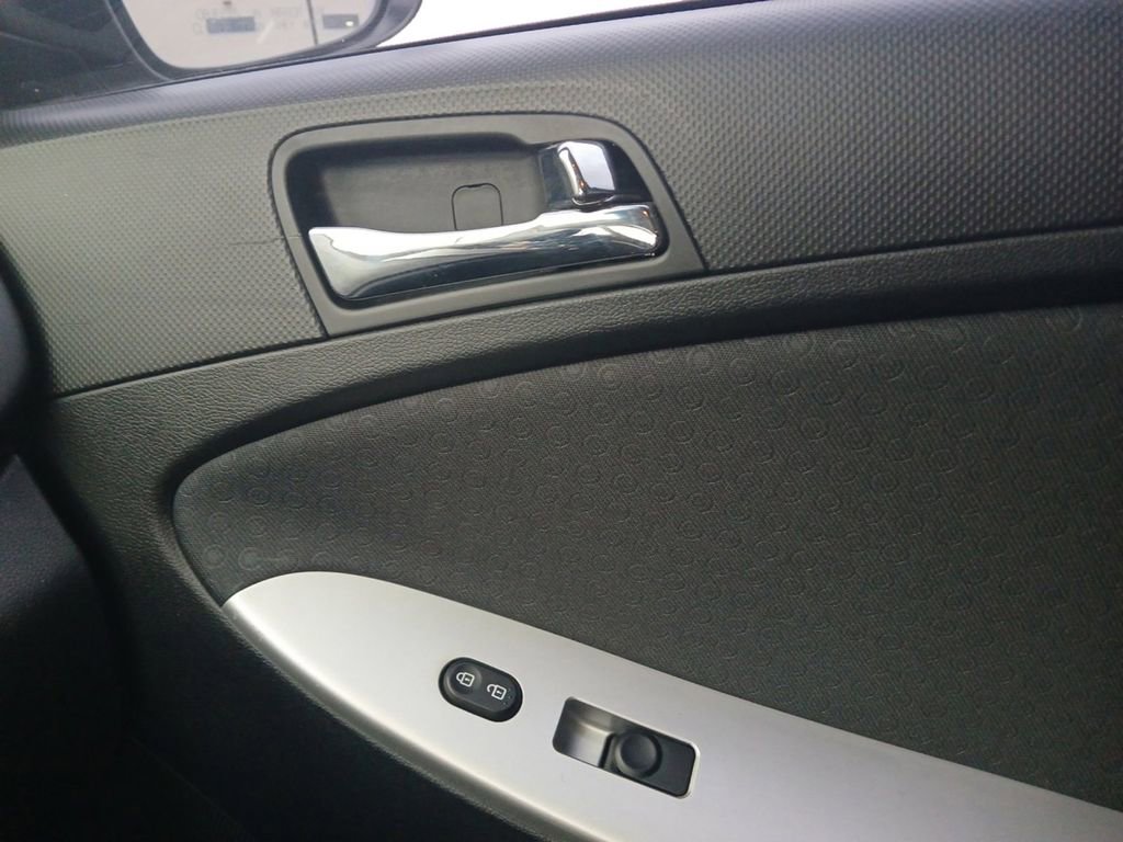 Used 2012 Hyundai Accent SE FWD image 10
