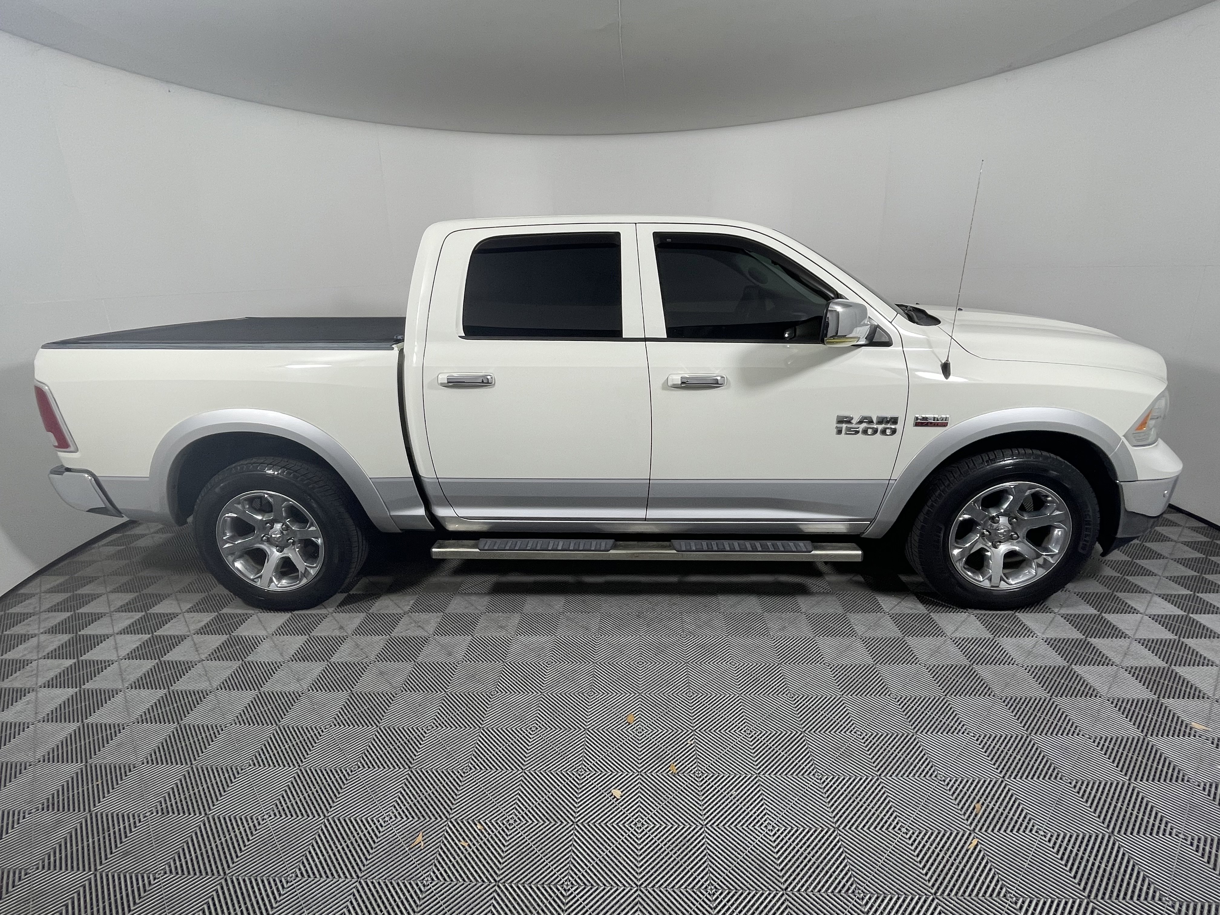 Used 2018 RAM 1500 Laramie w/ Convenience Group AWD/4WD image 6