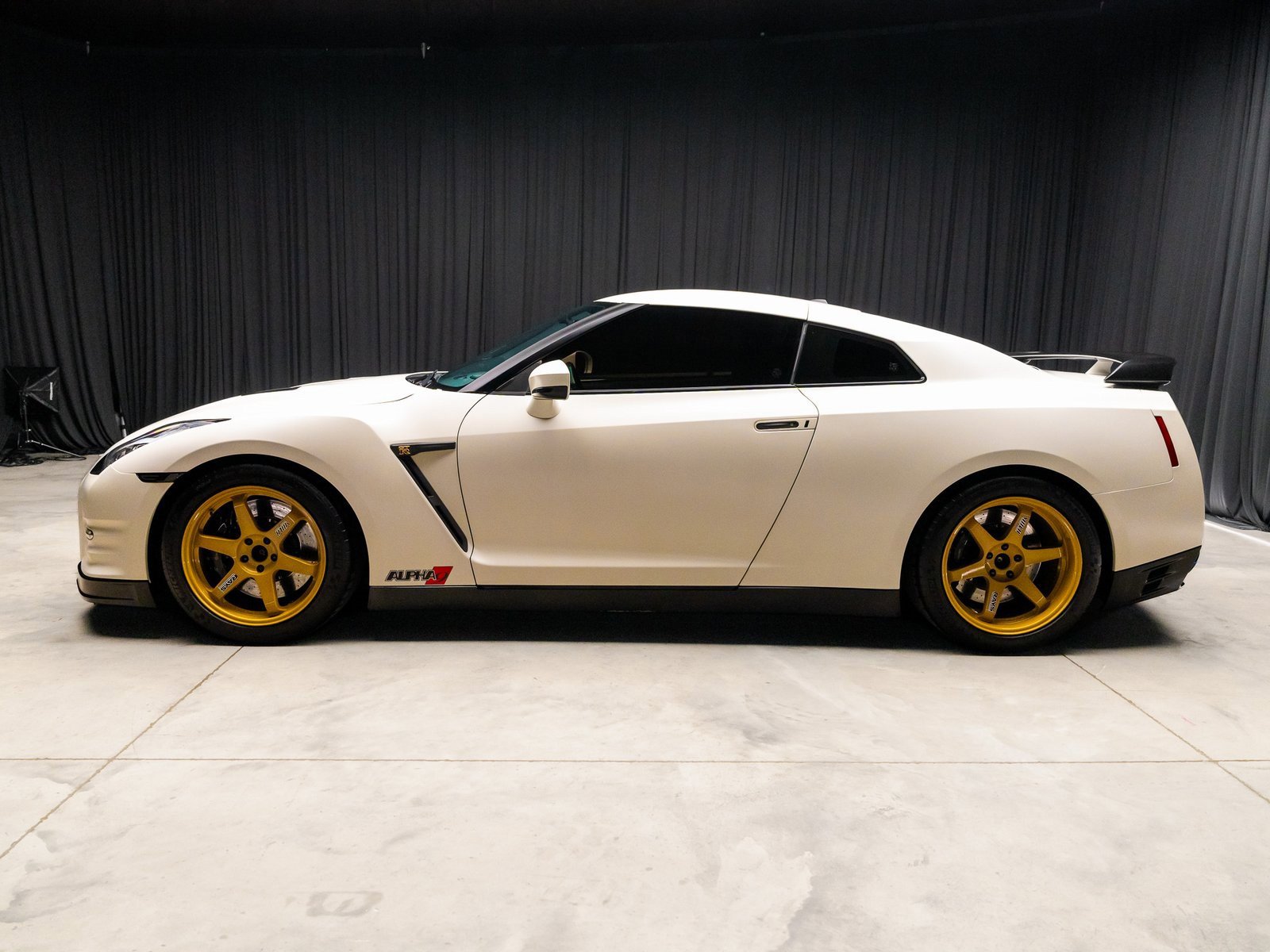 Used 2015 Nissan GT-R Premium image 10