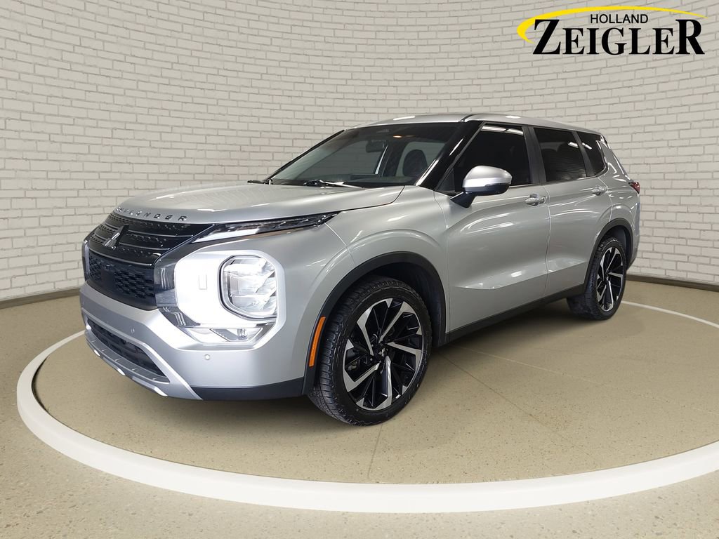 Used 2024 Mitsubishi Outlander SE image 1