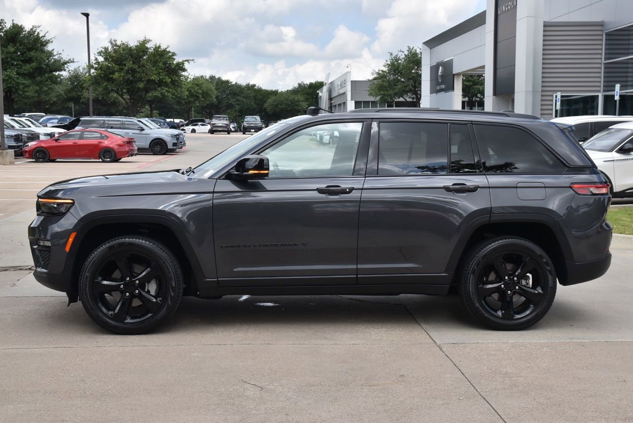 Used 2024 Jeep Grand Cherokee Limited w/ Black Appearance Package AWD/4WD image 12