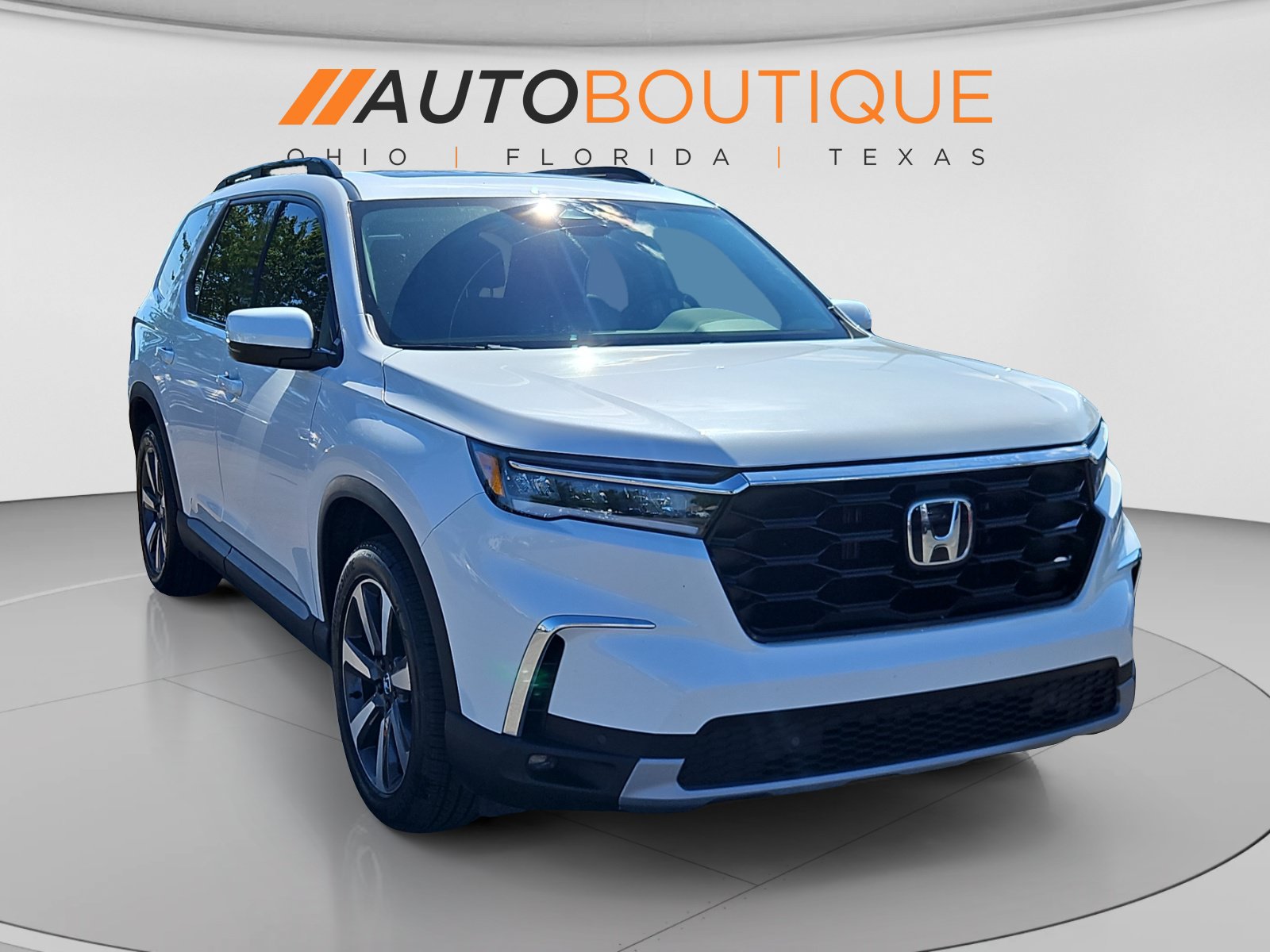Used 2024 Honda Pilot Touring image 13