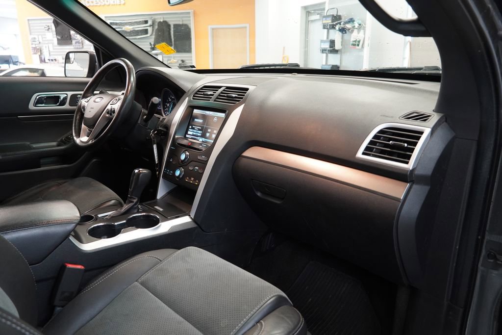 Used 2015 Ford Explorer XLT w/ Equipment Group 202A FWD image 37