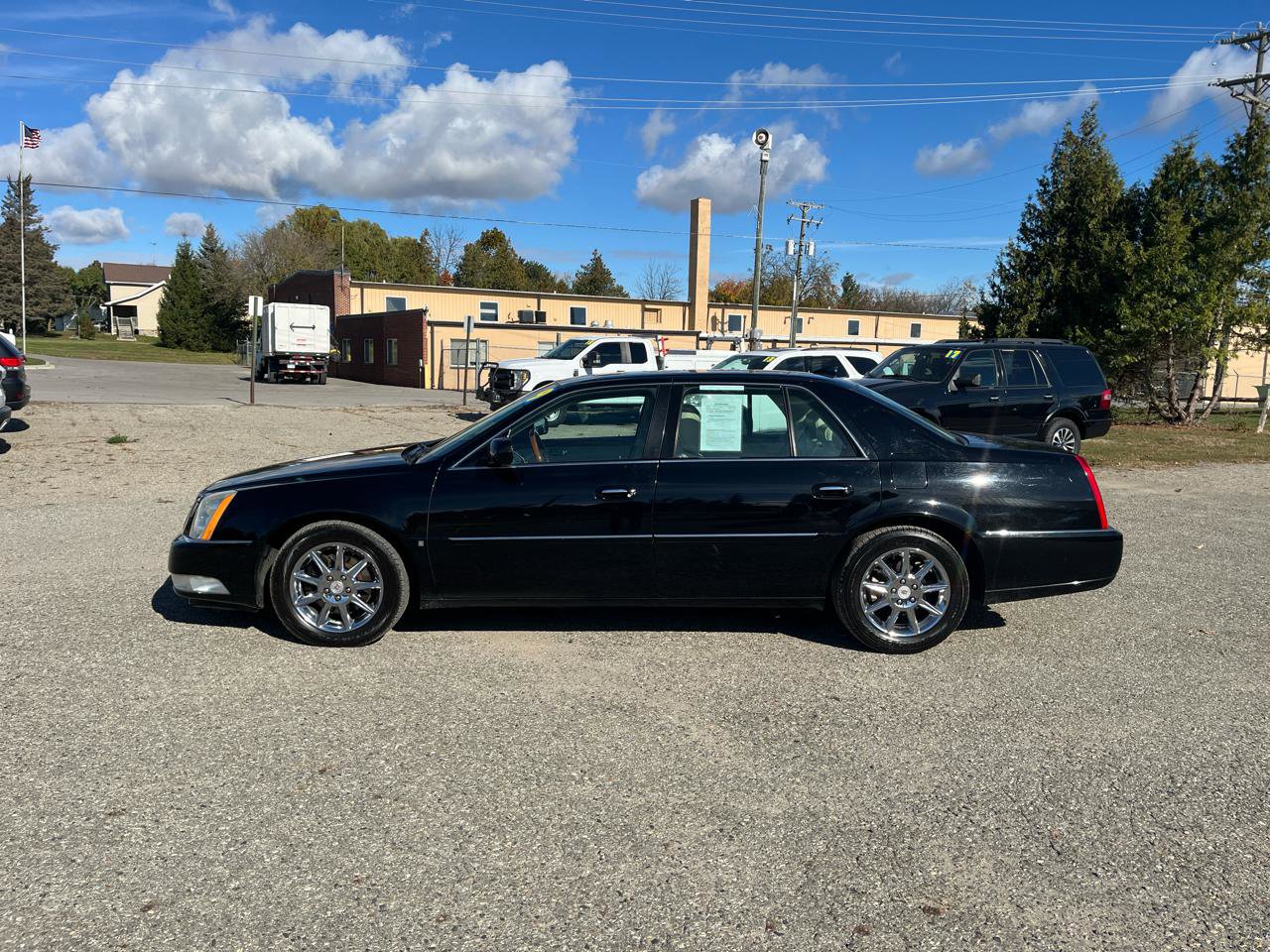 Used 2009 Cadillac DTS w/ Platinum Edition FWD image 2