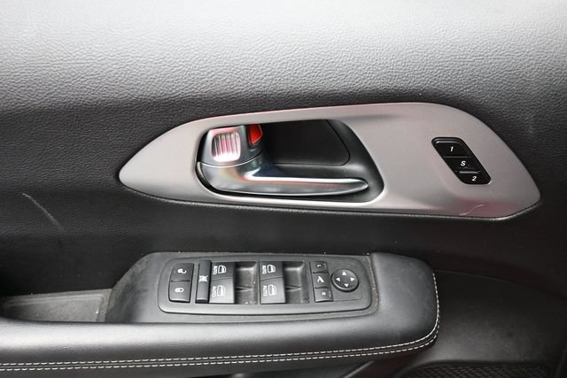 Used 2025 Chrysler Pacifica Limited FWD image 12