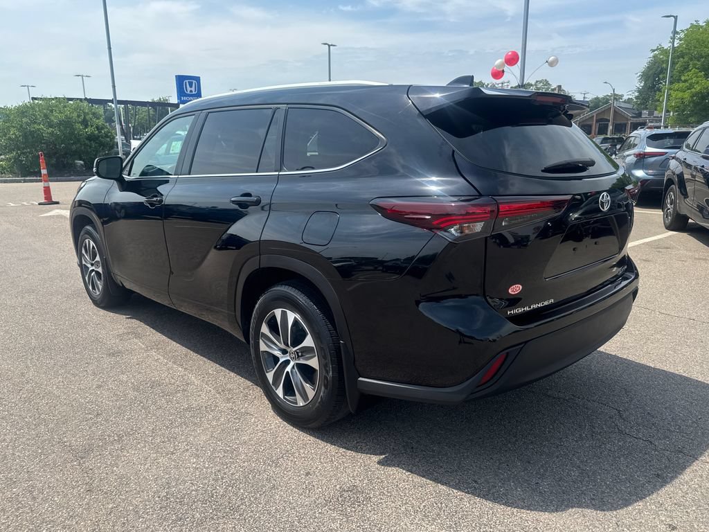 Used 2025 Toyota Highlander XLE AWD/4WD image 5