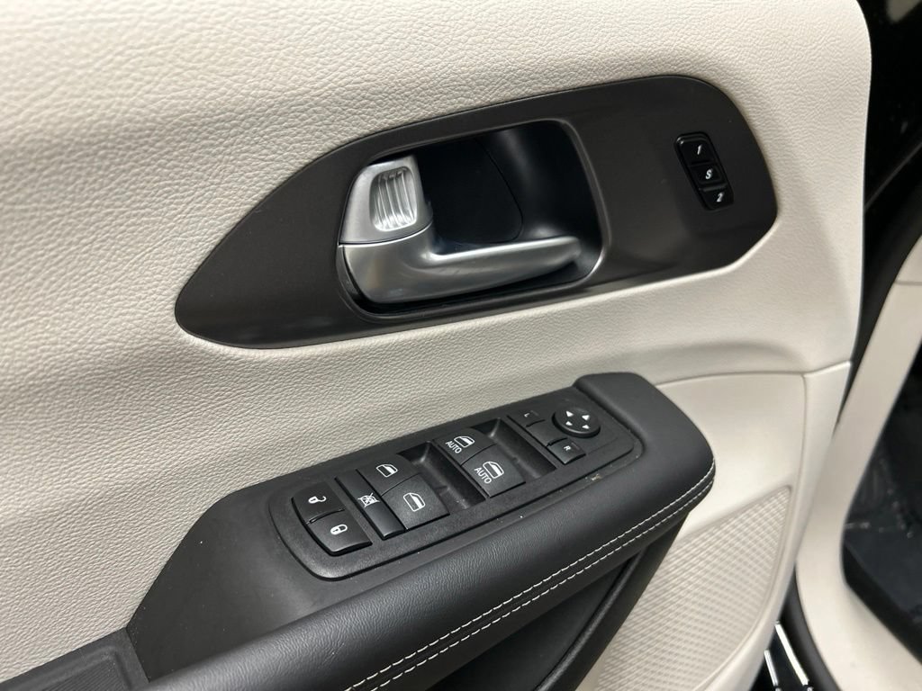 Used 2024 Chrysler Pacifica Touring-L FWD image 25