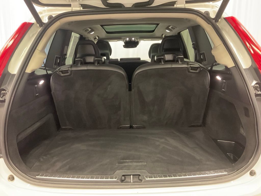 Used 2016 Volvo XC90 T6 Momentum w/ Momentum Plus Package AWD/4WD image 9