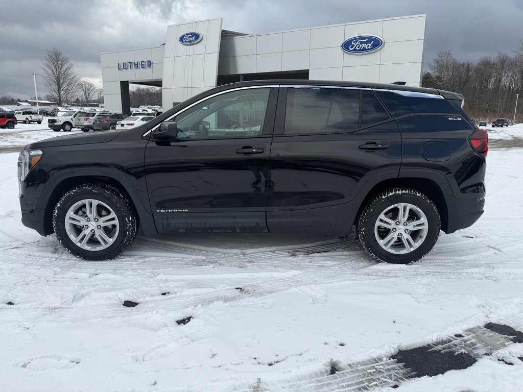 Used 2024 GMC Terrain SLE image 3