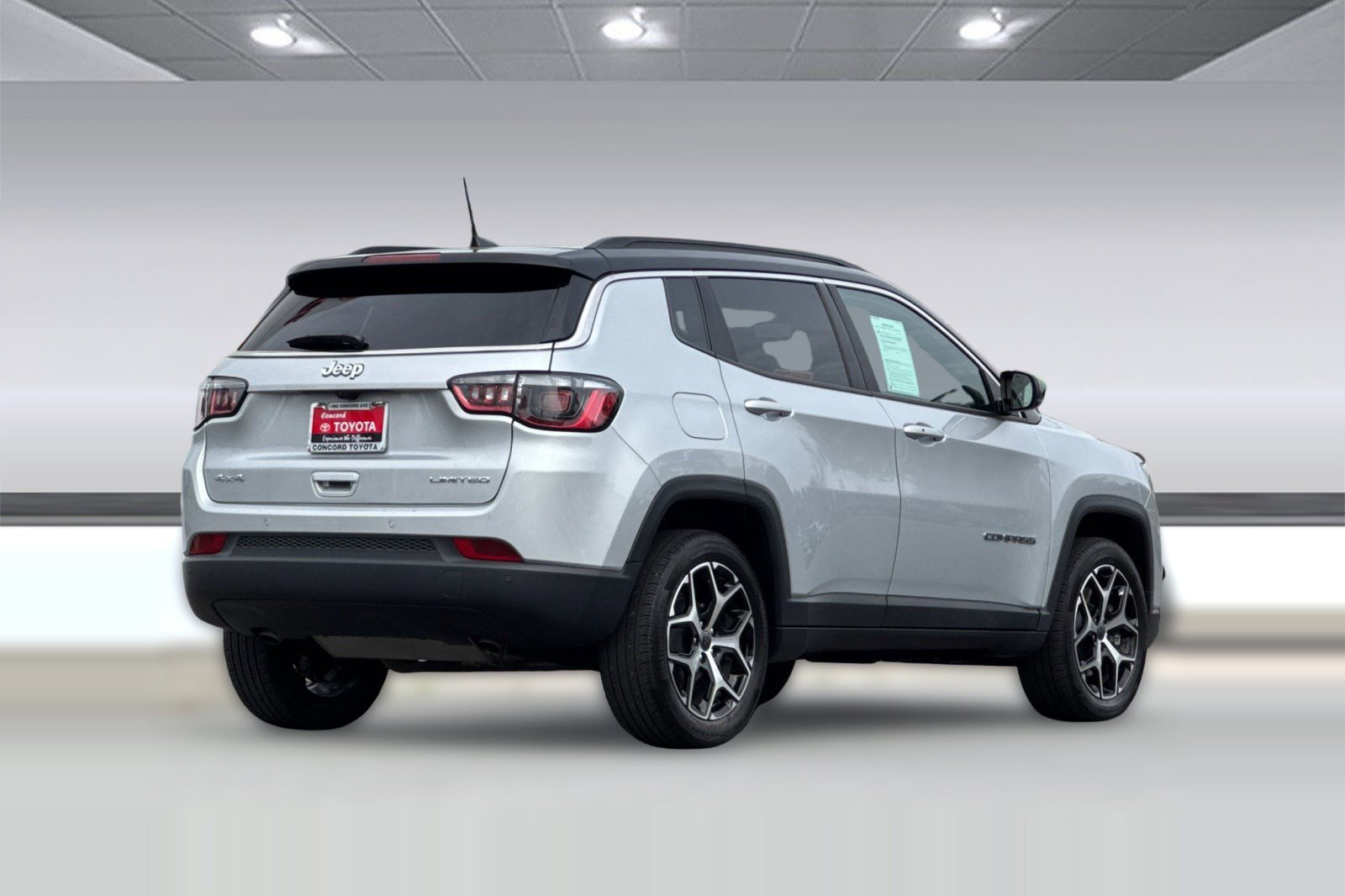 Used 2025 Jeep Compass Limited image 3