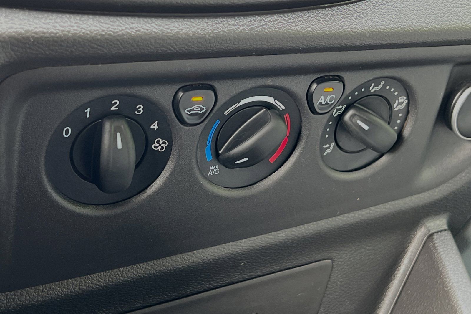 Used 2018 Ford Transit 150 XLT image 21