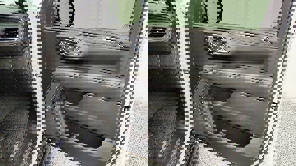 Used 2023 GMC Yukon SLT image 28