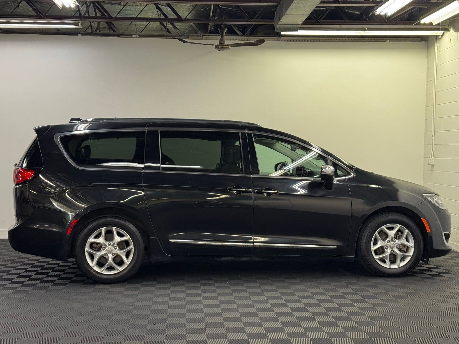 Used 2020 Chrysler Pacifica Limited image 4