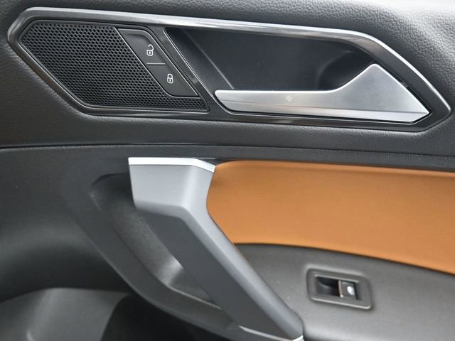 Used 2018 Volkswagen Tiguan SE image 17