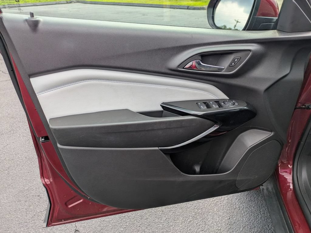 Used 2025 Chevrolet Trax LT FWD image 11