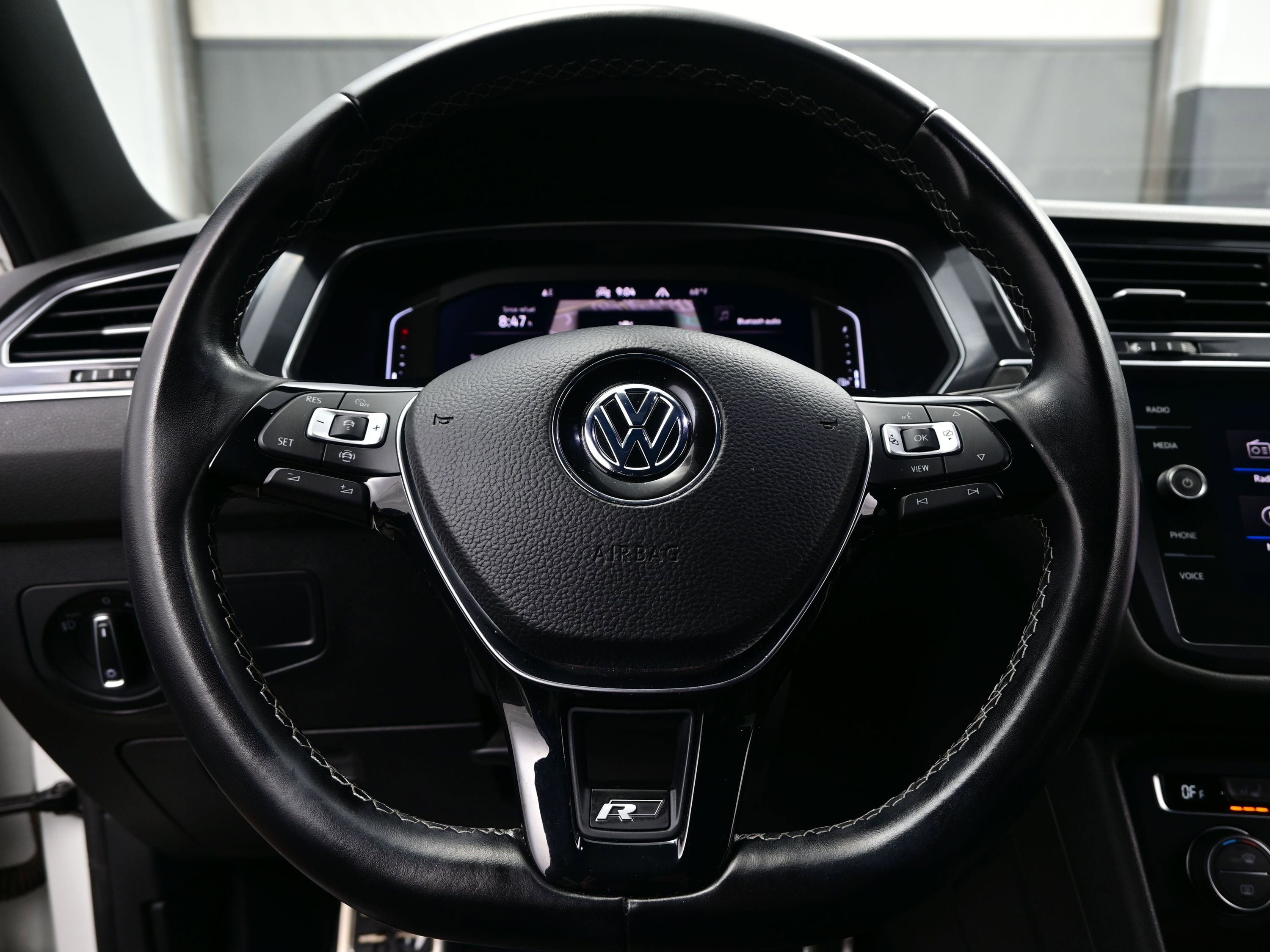 Used 2021 Volkswagen Tiguan SEL Premium R-Line image 25