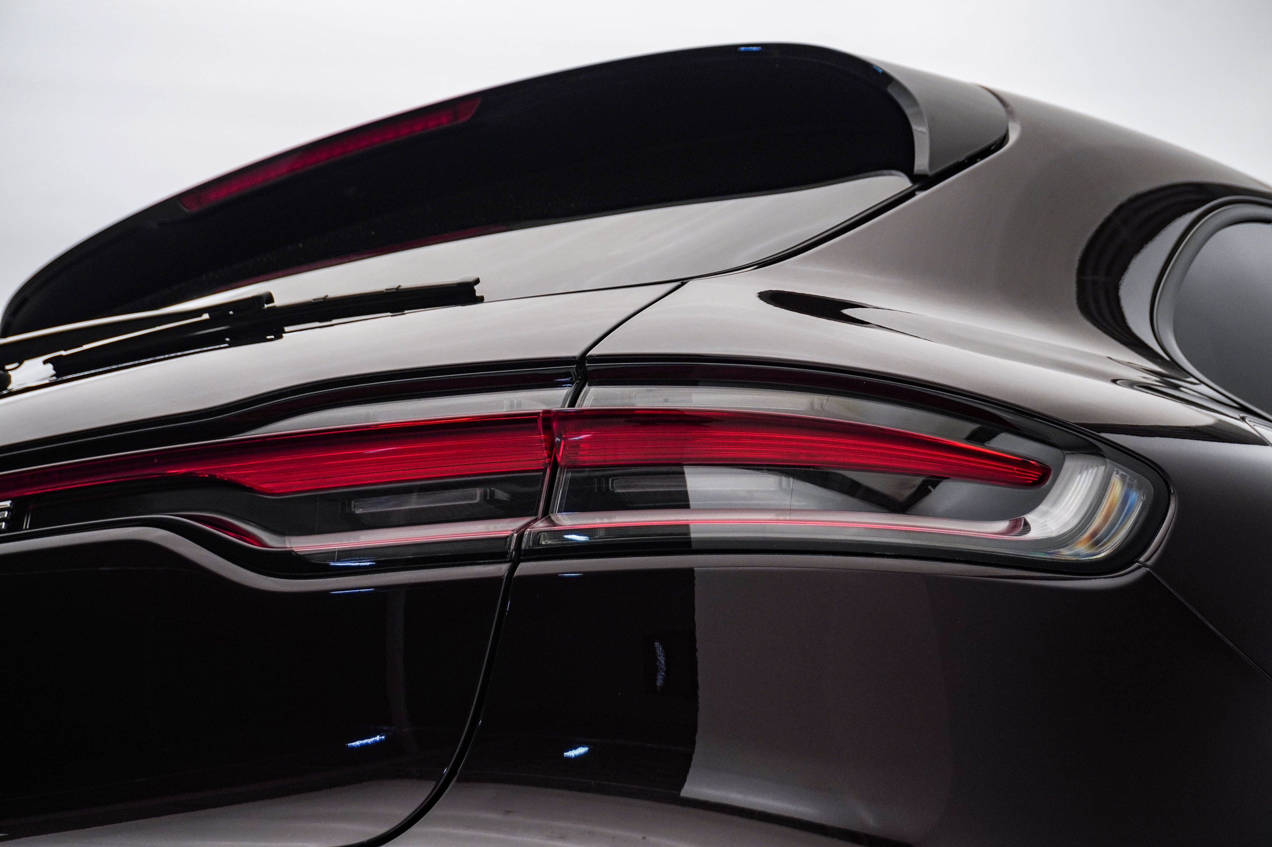 Certified 2023 Porsche Macan Turbo AWD/4WD image 13
